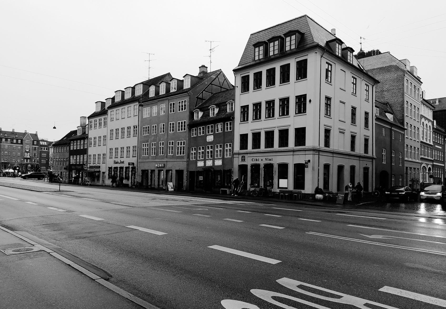 Gade med ældre bygninger i København i sort-hvid