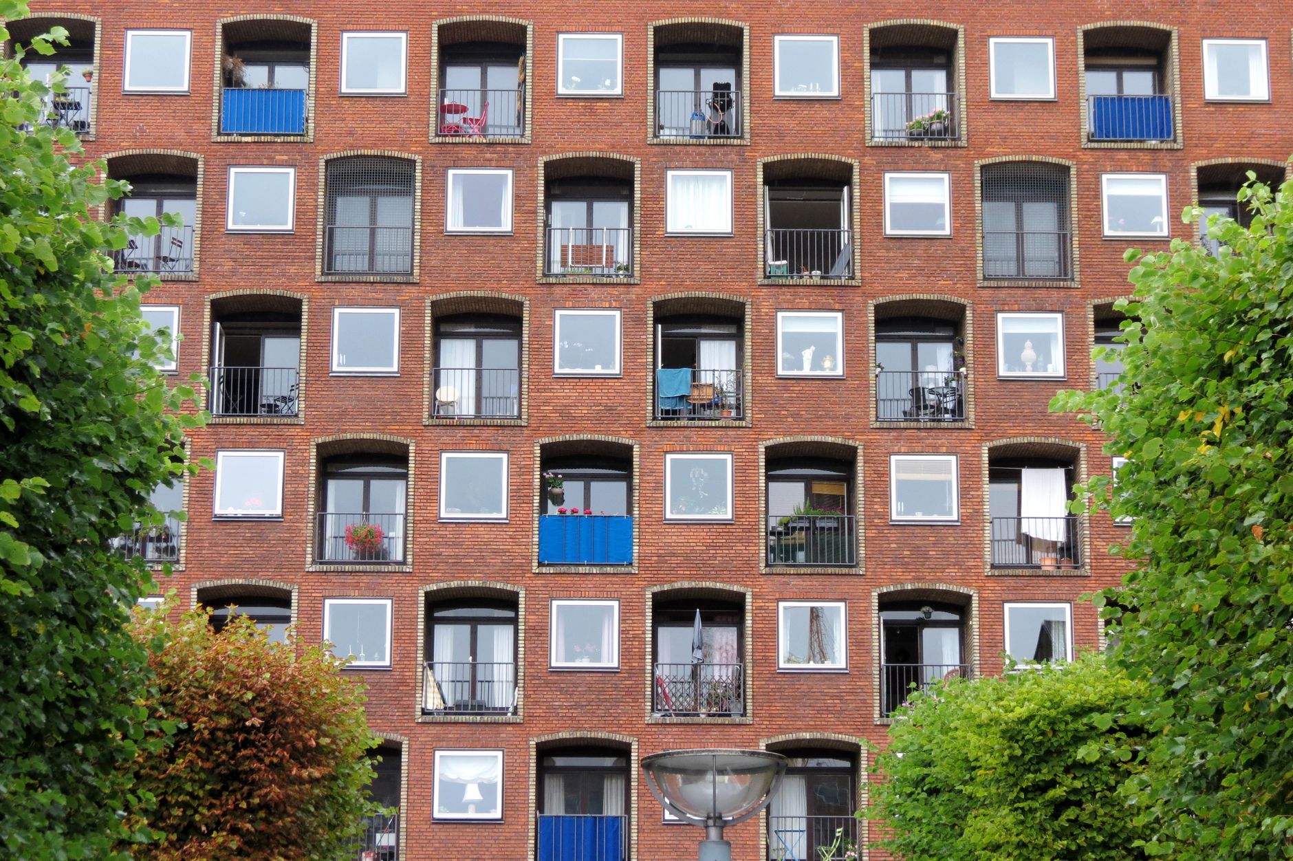 Rød murstensboligblok med mange vinduer